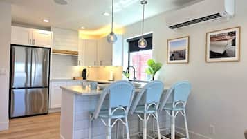 Fridge, microwave, stovetop, dishwasher