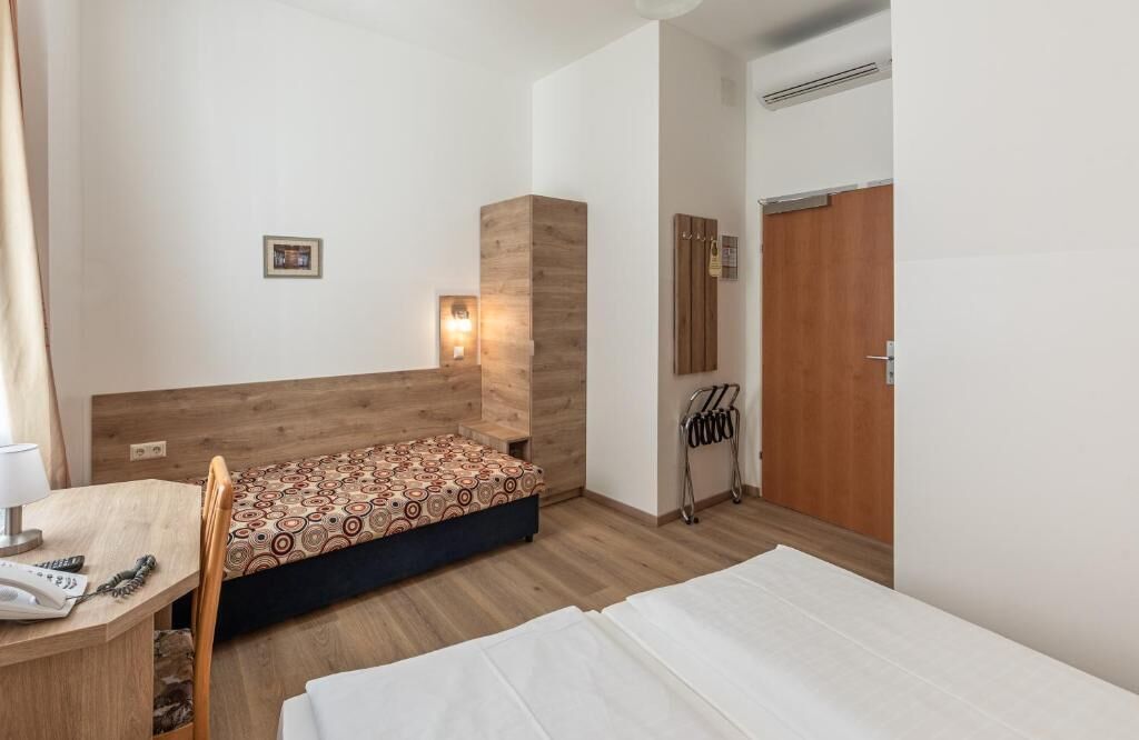 Doppel- oder Zweibettzimmer | Allergikerbettwaren, Zimmersafe, Schreibtisch