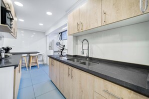 Fridge, microwave, stovetop, toaster - Providencia Oasis - a pasos de Costanera Center (Providencia)