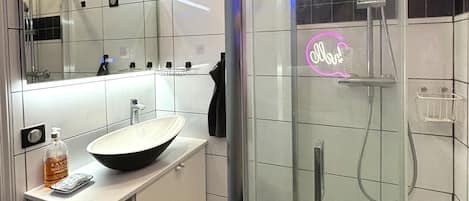 Shower, hair dryer, towels