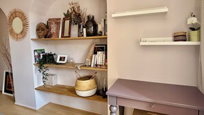 A room with a wooden desk, a bookshelf, and a mirror. - Quiet 2-bdrm flat in central Strasbourg (Strasbourg)