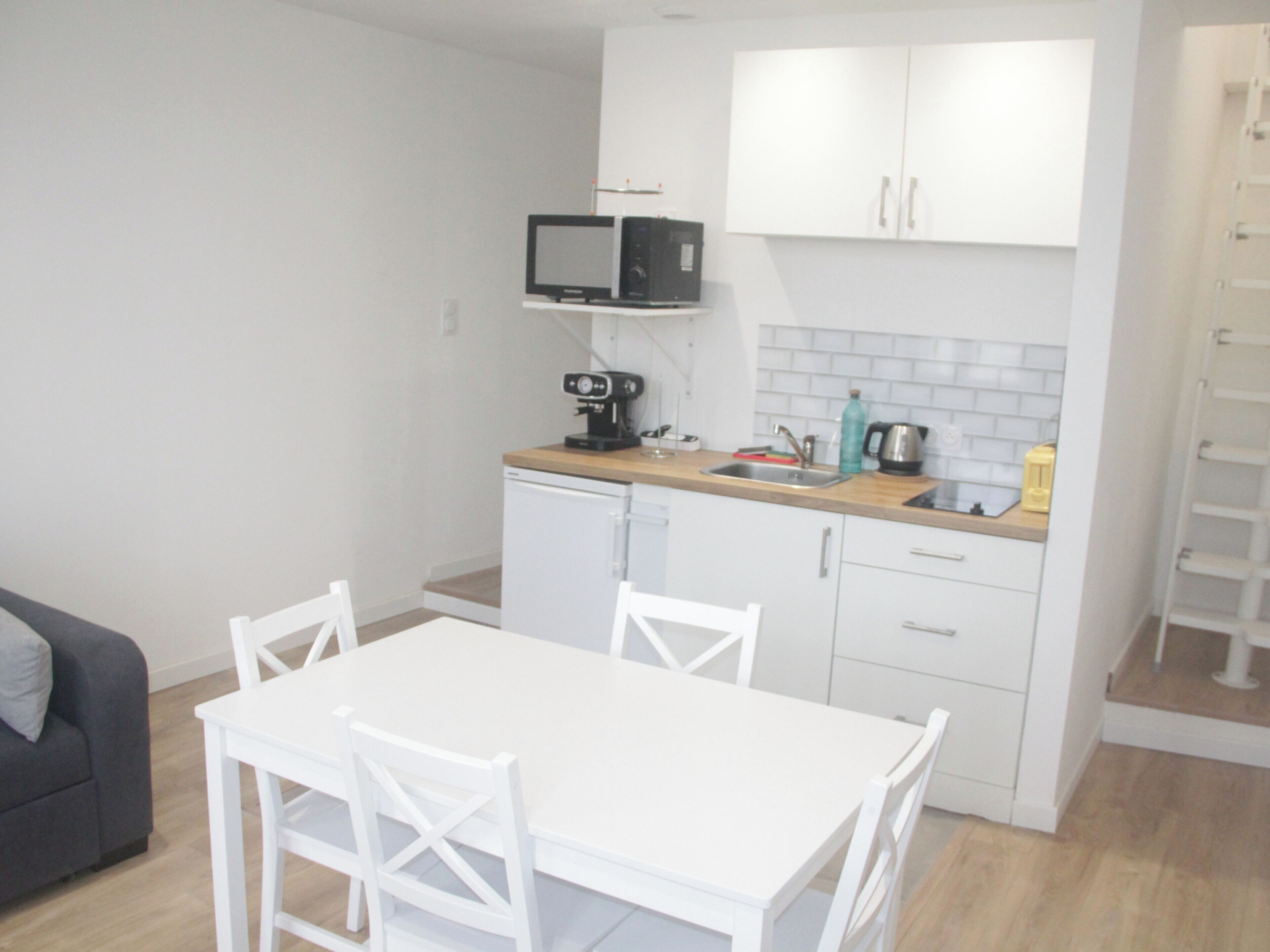 Fridge, microwave, oven, coffee/tea maker