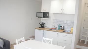 Fridge, microwave, oven, coffee/tea maker