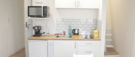 Fridge, microwave, oven, coffee/tea maker