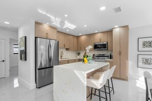 Fridge, microwave, oven, stovetop - Toucan Tiki Retreat | Coastal Modern - Heated Pool (Deerfield Beach)
