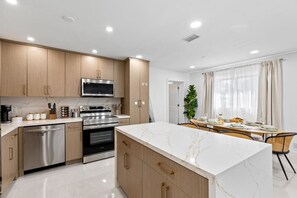 Fridge, microwave, oven, stovetop - Toucan Tiki Retreat | Coastal Modern - Heated Pool (Deerfield Beach)