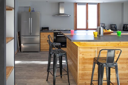 chalet 11 ch.de 15 a 28 pers, spa,piscine sdb/wc balcon  cheminée ,parking privé