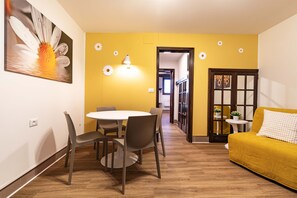 Interior - Daisy Flowers by Wonderful Italy (Venice)