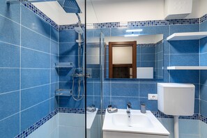 Douche, sèche-cheveux, serviettes fournies, savon