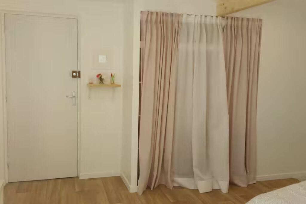 1 slaapkamer, een strijkplank/strijkijzer, wifi, beddengoed