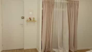 1 slaapkamer, een strijkplank/strijkijzer, wifi, beddengoed