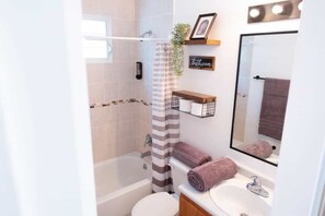 Secador de cabelo, toalhas de banho, sabonete, papel higiênico