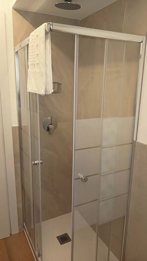 Sèche-cheveux, serviettes fournies, savon, papier toilette
