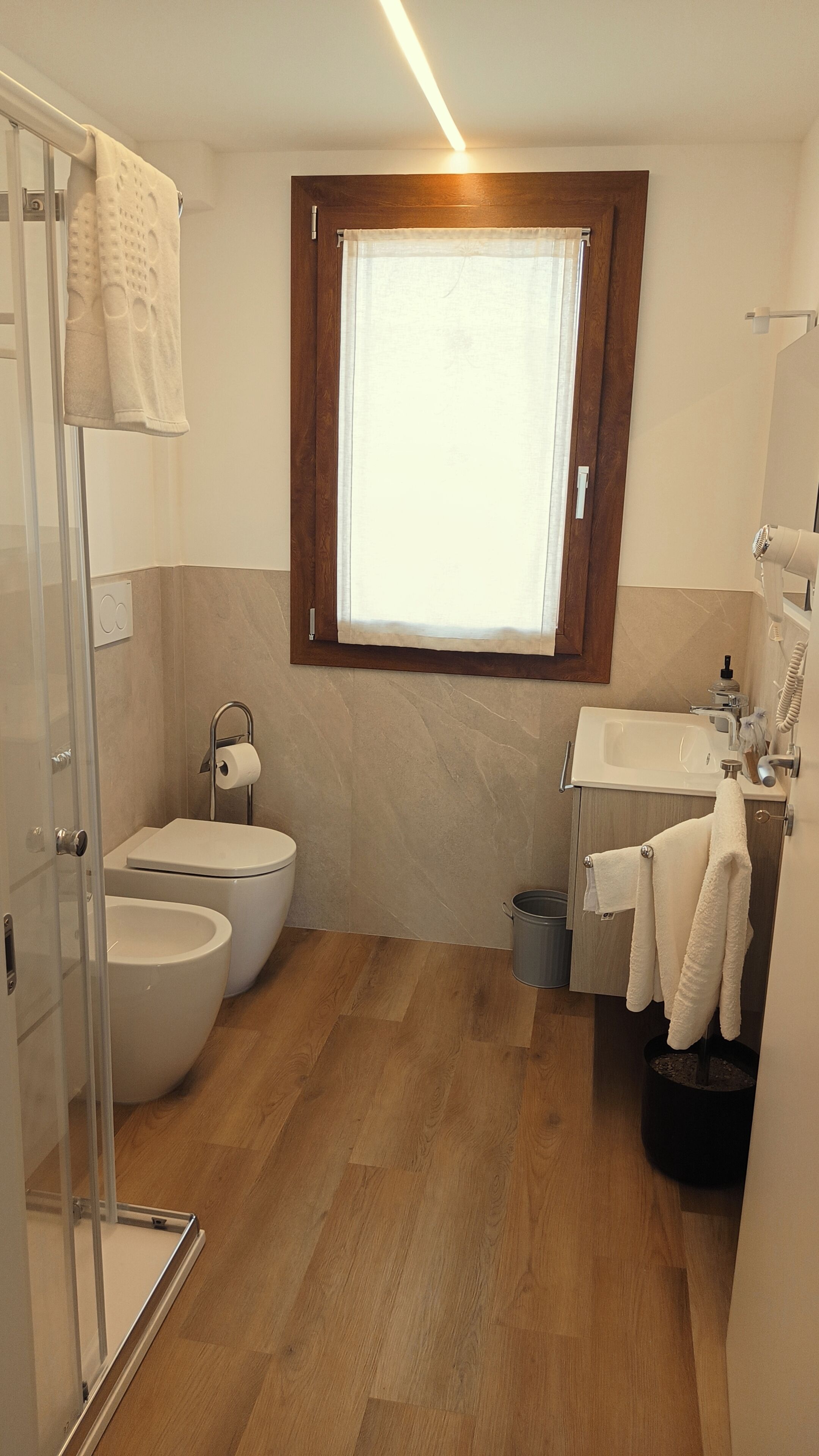 Haartrockner, Handtücher, Seife, Toilettenpapier