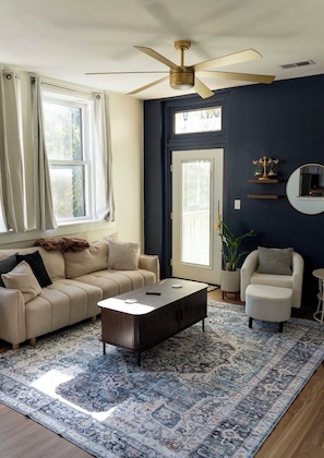 Living area - Charming Old Louisville Escape  Close to Downtown (Louisville)