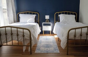2 bedrooms, iron/ironing board, WiFi, bed sheets - Charming Old Louisville Escape  Close to Downtown (Louisville)