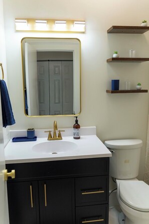 Secadora de cabello, toallas, jabón, papel de baño 