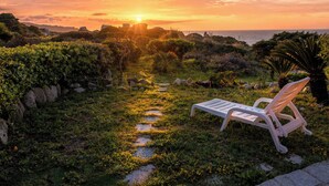 A pathway leading to a bench overlooking a sunset view. - Casa Audrey by Wonderful Italy (Santa Teresa di Gallura)