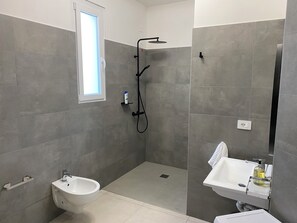 Douche, sĂšche-cheveux, bidet, serviettes fournies