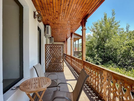 Habitación Confort con 1 cama doble o 2 individuales, balcón, vistas al río | Restaurante al aire libre. River Front Mtskheta