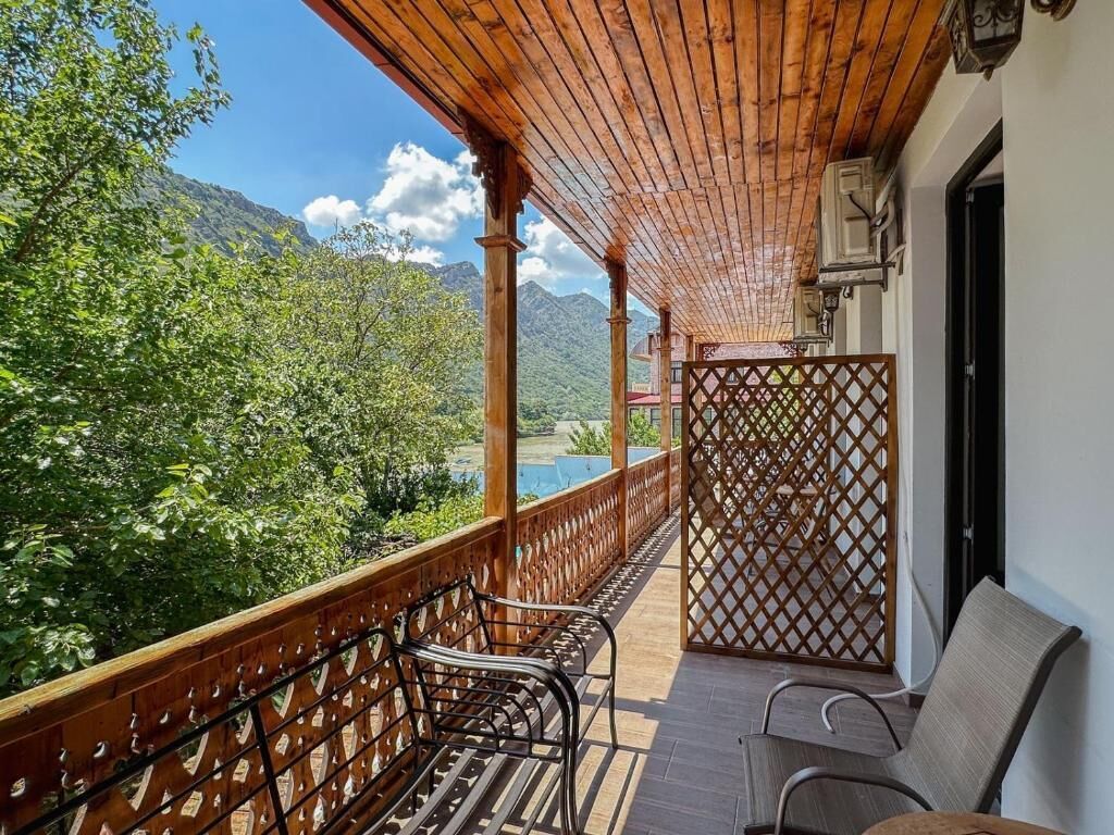Deluxe tweepersoonskamer, uitzicht op rivier | Terras