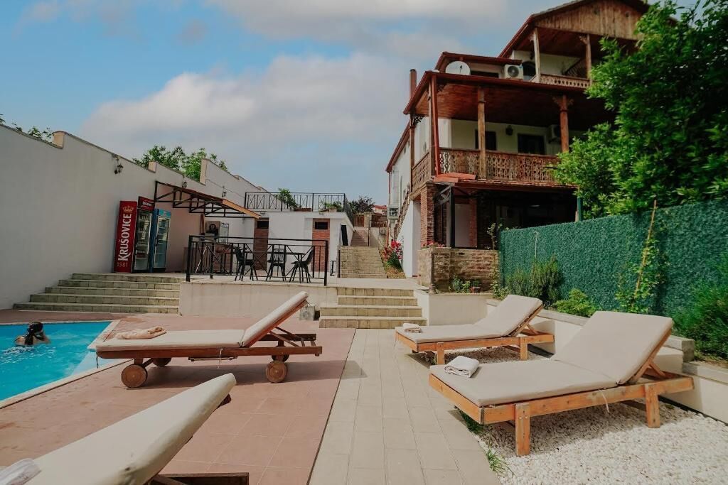 Alberca al aire libre por temporada y camas balinesas gratuitas 