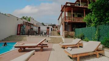 Alberca al aire libre por temporada y camas balinesas gratuitas
