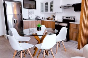 Private kitchen - City view apartment: 3 bedrooms/3 bathrooms (San Salvador)