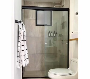 Hair dryer, towels, soap, toilet paper - City view apartment: 3 bedrooms/3 bathrooms (San Salvador)