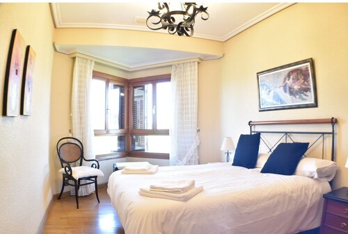 Quiet, fully furnished house with a pool, barbecue, and large garden