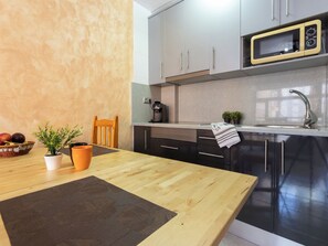 Kühlschrank, Mikrowelle, Kochgeschirr/Geschirr/Besteck