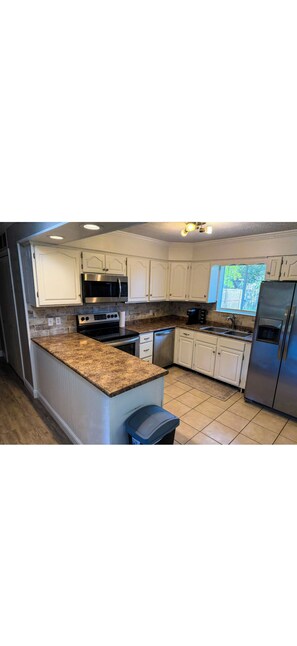 Private kitchen - Coastal Retreat-0.5 Mi to Beach-Huge Yard-Sleeps 8 (Panama City Beach)