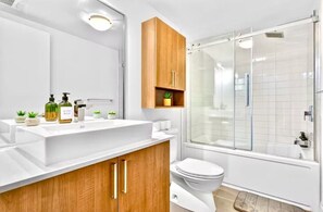 Bathroom - The Summit Hotel - Toronto (Toronto)