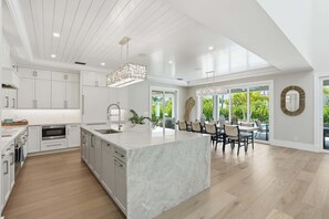 Fridge, microwave, oven, stovetop - Central Naples Luxury  - Pool, Spa and Prime Location (Naples)