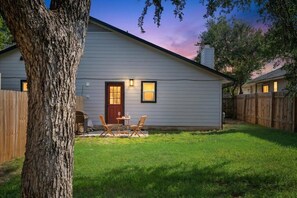 Outdoor dining - 7 min to Brushy Creek Retreat 3BR house with Office (Round Rock)