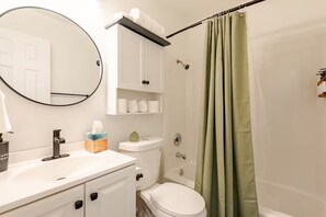 Secadora de cabello, toallas, jabón, papel de baño 