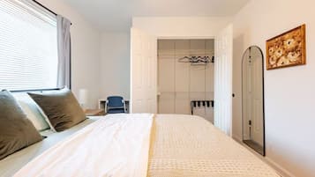3 bedrooms, iron/ironing board, WiFi, bed sheets