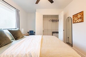 3 habitaciones, tabla de planchar con plancha, wifi y ropa de cama 