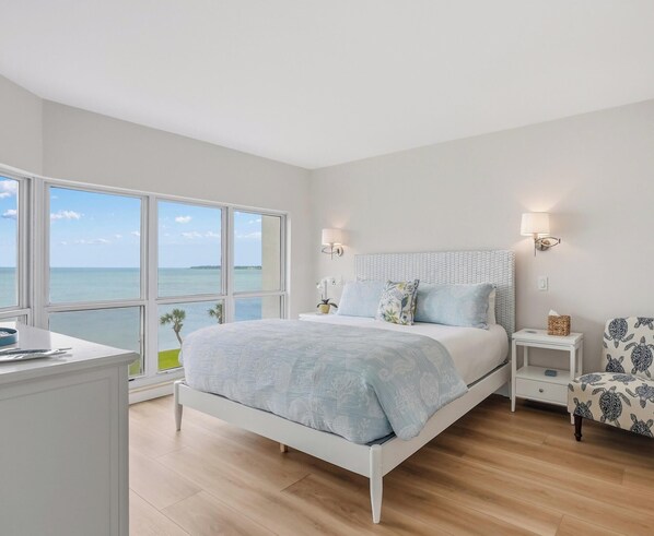 Een strijkplank/strijkijzer, reisbedje, gratis wifi, beddengoed
