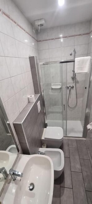 Classic Double Room | Bathroom | Shower, hair dryer, towels, soap - Unity affitta camere Padova RC12 (Abano Terme)