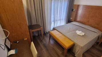 Classic Room | In-room safe, desk, blackout drapes, iron/ironing board