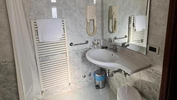 Doccia, asciugacapelli, asciugamani, sapone