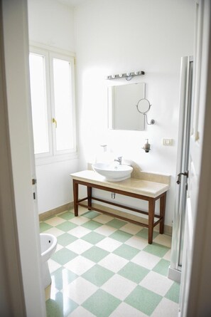 Dusche, Haartrockner, Handtücher