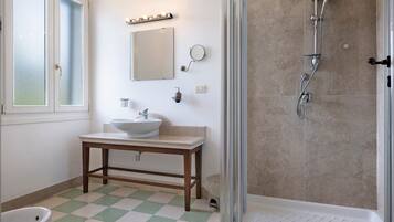 Ein Badezimmer mit Waschbecken, Spiegel und Dusche.