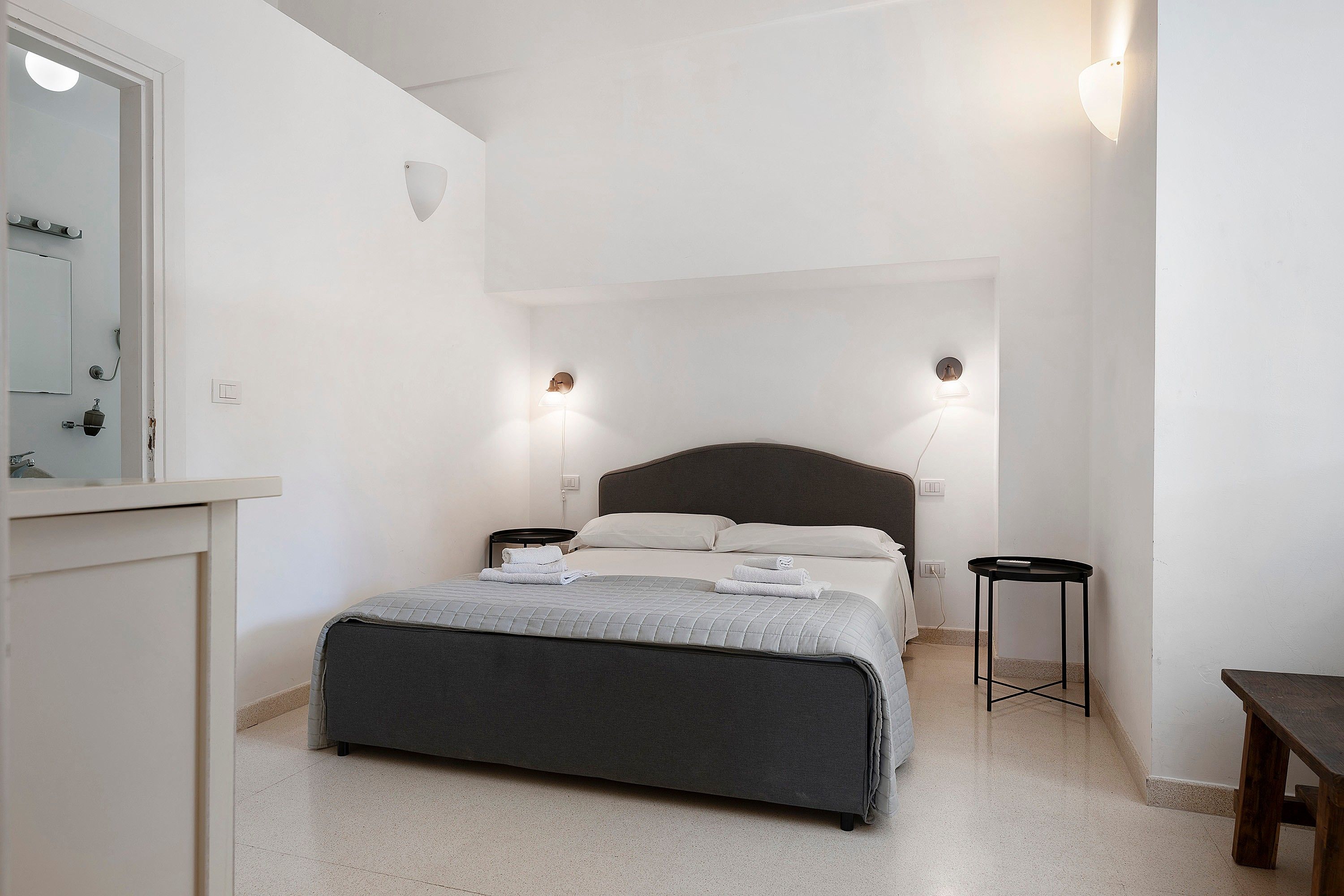 5 bedrooms, iron/ironing board, WiFi, bed sheets