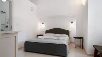 5 bedrooms, iron/ironing board, WiFi, bed sheets