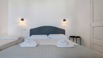 Ein Hotelzimmer mit einem Bett, zwei Nachttischen und zwei Wandlampen.