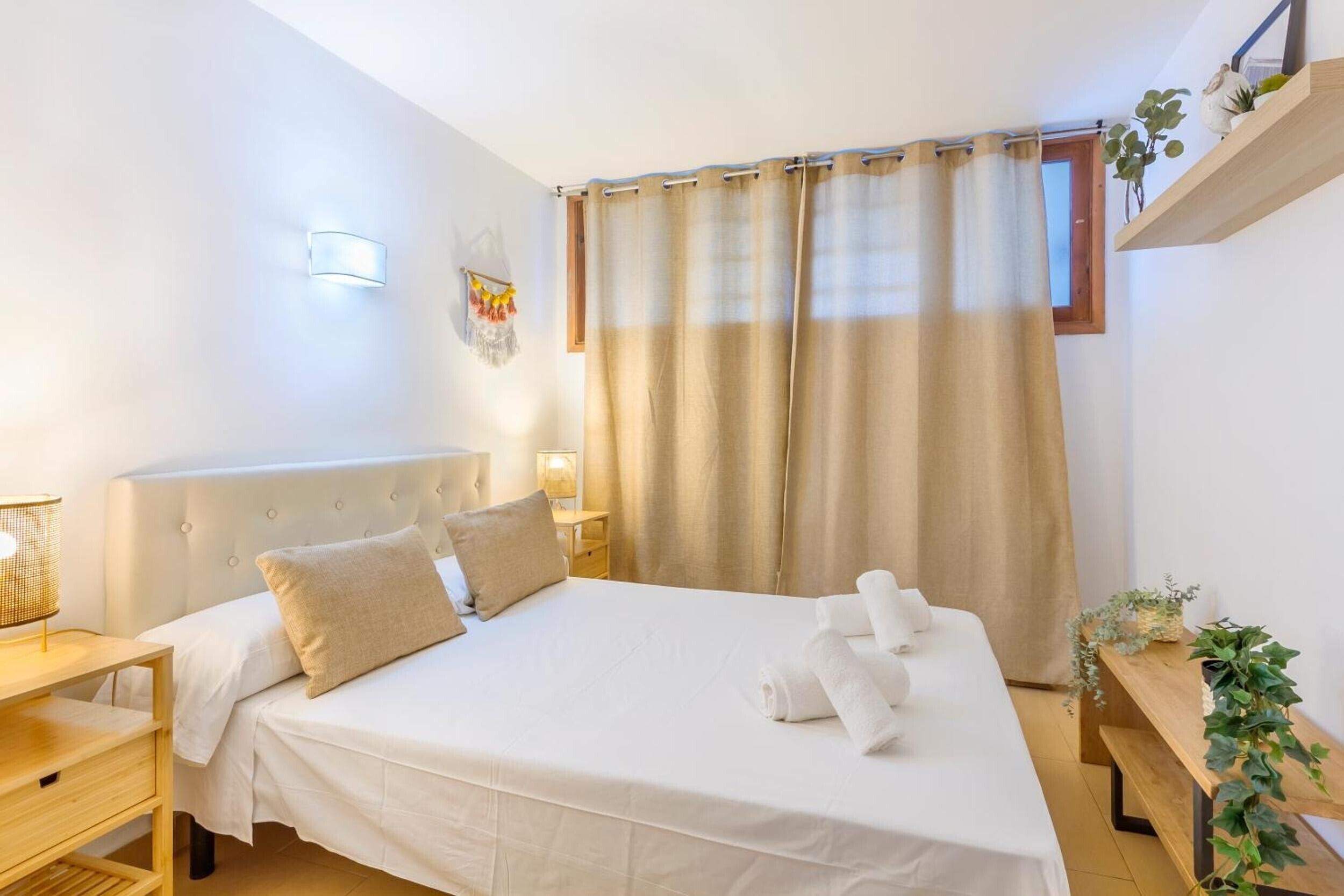 Tabla de planchar con plancha, wifi, ropa de cama