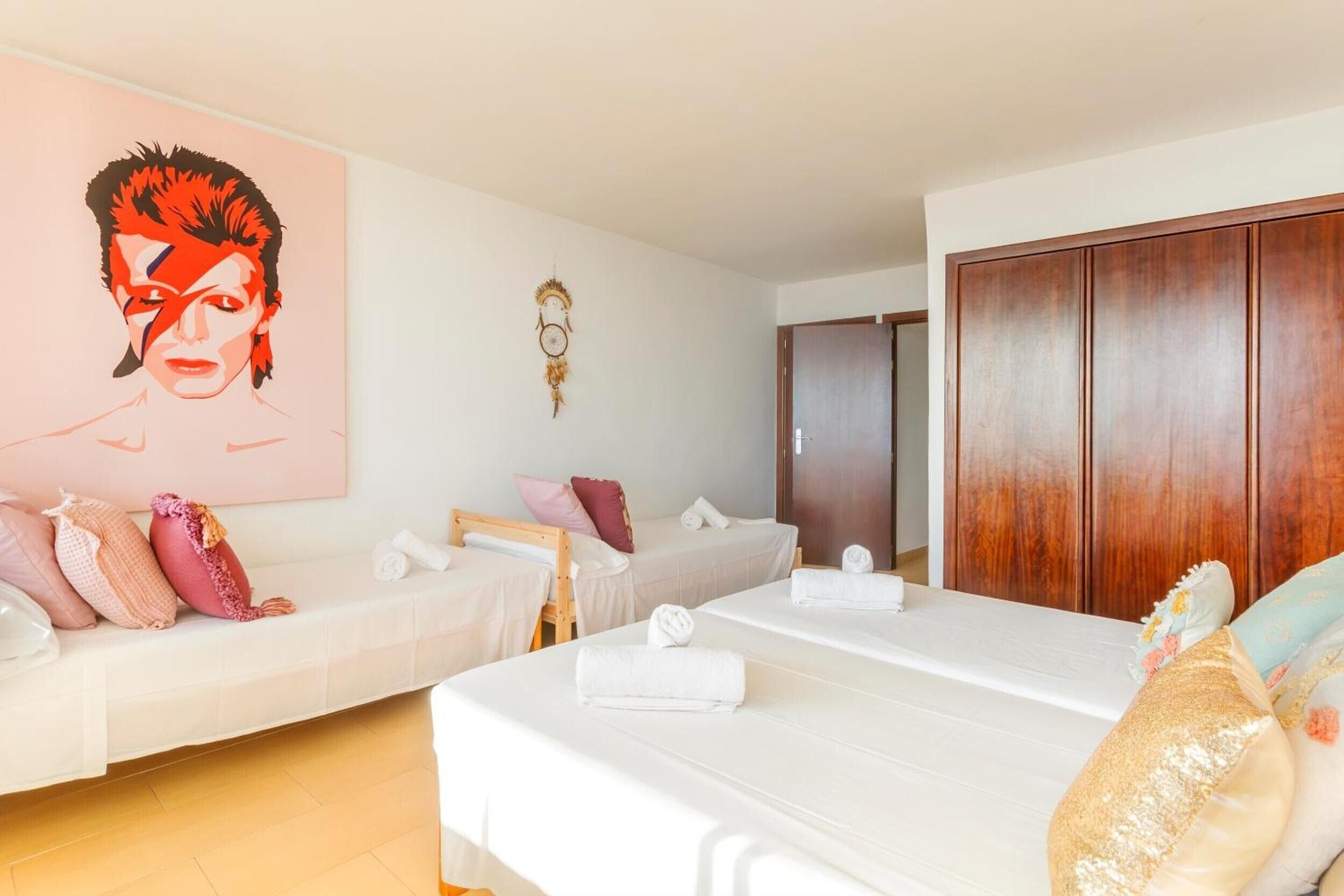 Tabla de planchar con plancha, wifi y ropa de cama 