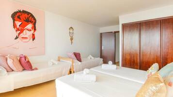 Tabla de planchar con plancha, wifi y ropa de cama